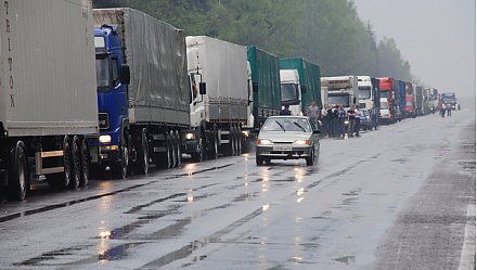 Более 780 грузовиков ожидают выезда на границе с Литвой