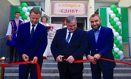11 000 книг. В День белорусской письменности в Слониме открыли новый книжный магазин