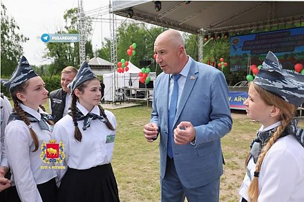 Юрий Караев поздравил с Днем молодежи и студенчества