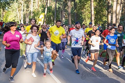 Свыше 300 бегунов, тысячи километров трассы и бесконечные потоки добра: Гродно включился в марафон «Бегущие города»