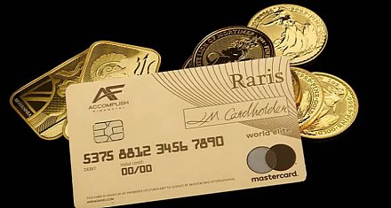 Первую в мире платежную карту из золота выпустили в Великобритании