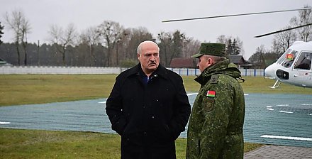 Александр Лукашенко в Гомеле ознакомился с работой артиллерийской базы вооружения