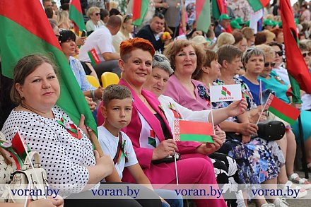 Сімвал моцы народа, свабоды, яднання. Галоўнай лакацыяй урачыстасці Дня Рэспублікі ў Воранаве стала пляцоўка на гарадскім стадыёне 