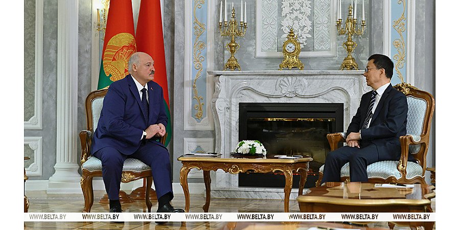 Точка опоры на западе Африки, всепогодный друг, прогнозы на мир и кадры. Итоги недели Президента