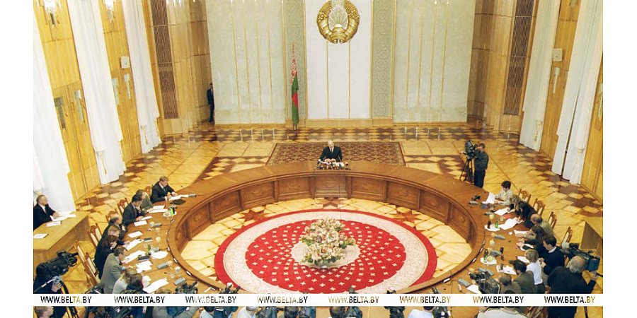 "Пришло время собирать камни, чтобы строить наш храм". От чего Александр Лукашенко защищал Беларусь на рубеже 2000-х