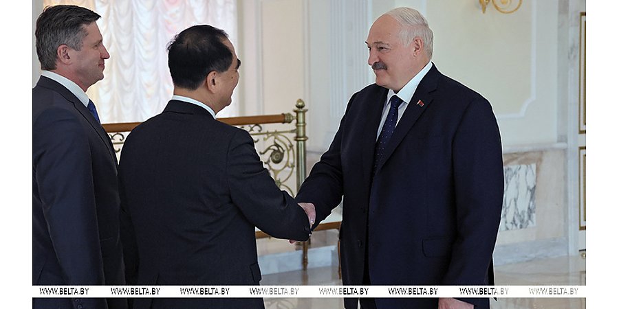 В бой на комбайнах, высокий гость из Индонезии и "партия" трудящихся. Итоги недели Президента