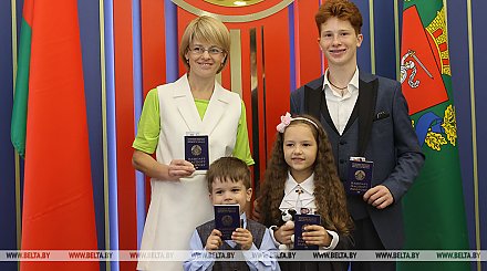 Белорусские паспорта получила семья латвийского мальчика, взявшего интервью у Лукашенко