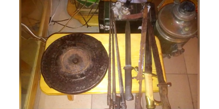 Листовки, ружье, пистолет… У змагара нашли арсенал оружия и боеприпасов