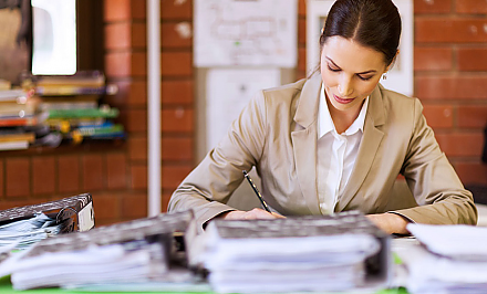 Учителям будут по-новому оплачивать проверку тетрадей. За что еще предусмотрены доплаты с 1 сентября 2023 года