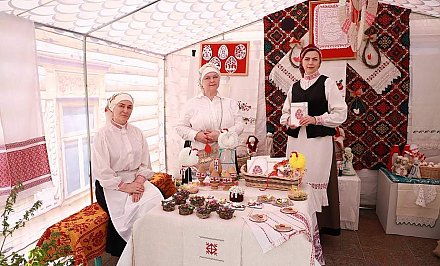 Пасхальные сувениры, вербы и роспись яиц: ярмарка ремесленников проходит в Гродно