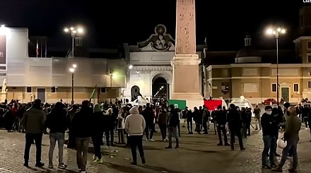 В Италии протесты из-за COVID-ограничений переросли в беспорядки
