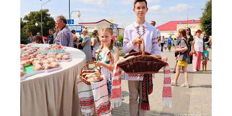 В Свислочи состоялась торжественная церемония открытия второго каравай-феста «Бацькава булка»