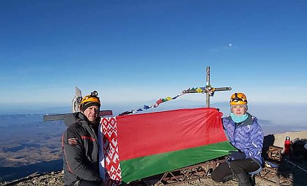 Семья из Минска поднялась с белорусским флагом на высочайший вулкан Северной Америки