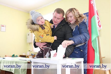 На выборы — всей семьей. Молодые пары Вороновщины активно участвуют в избирательной кампании