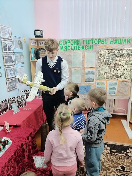 Дакрануліся да гісторыі... Выхаванцы-дашкольнікі Паляцкішскай базавай школы наведалі школьны краязнаўчы музейны пакой “Спадчына”