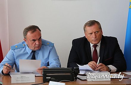 Прием граждан и прямую телефонную линию провели в Щучине прокурор Гродненской области Виктор Корзун и председатель Комитета государственного контроля Гродненской области Анатолий Дорожко