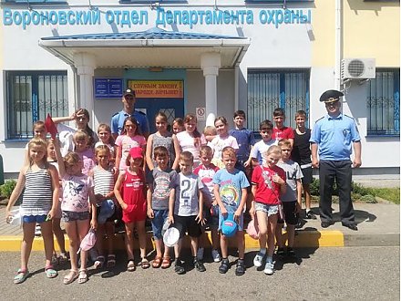 Более девяноста ребят из Вороновской школы и Вороновского центра творчества детей и молодежи побывали на экскурсии в отделе Департамента охраны