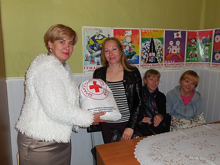 Сегодня с мониторинговым визитом и благотворительной миссией в районную организацию Белорусского Общества Красного Креста прибыла председатель Гродненской областной организации, член Совета Республики Р.Р. Скоморошко