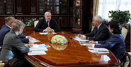 "Кризис - это тяжело, но это шанс". Александр Лукашенко видит новые возможности для легкой промышленности