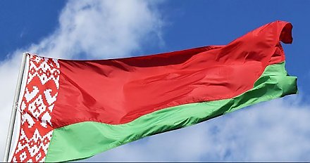 Флаг Беларуси развевается сегодня среди других флагов у Триумфальной арки в Париже