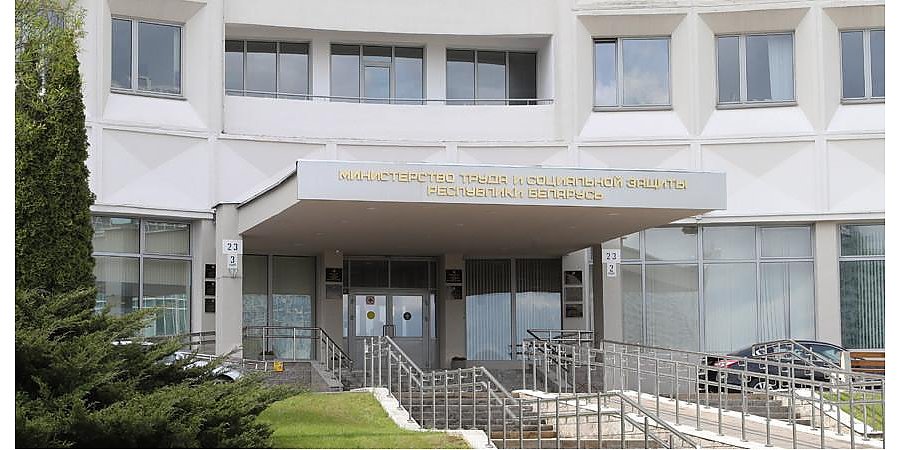 Минтруда: соотношение средней пенсии по возрасту и средней зарплаты в феврале превысило 40%