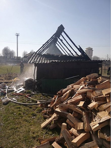 За два дня из-за палов травы и сжигания мусора в Щучинском районе сгорела почти целая деревня, а в Вороновском районе — пять хозяйственных построек