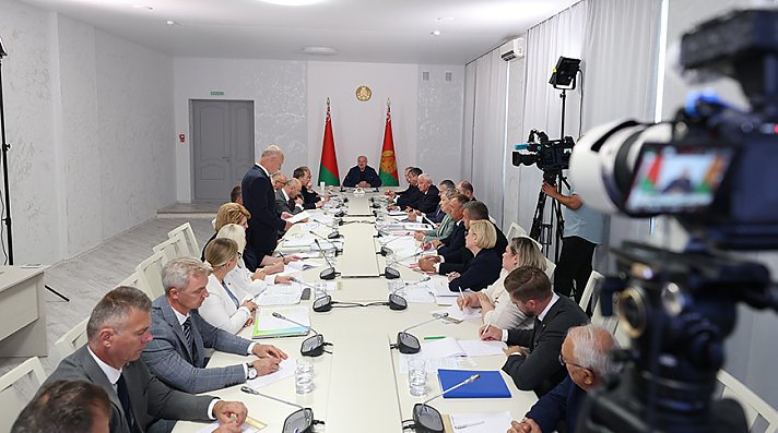 Забота о людях и требования к крупным сетевикам. Собрали все про совещание Александра Лукашенко о торговле на селе