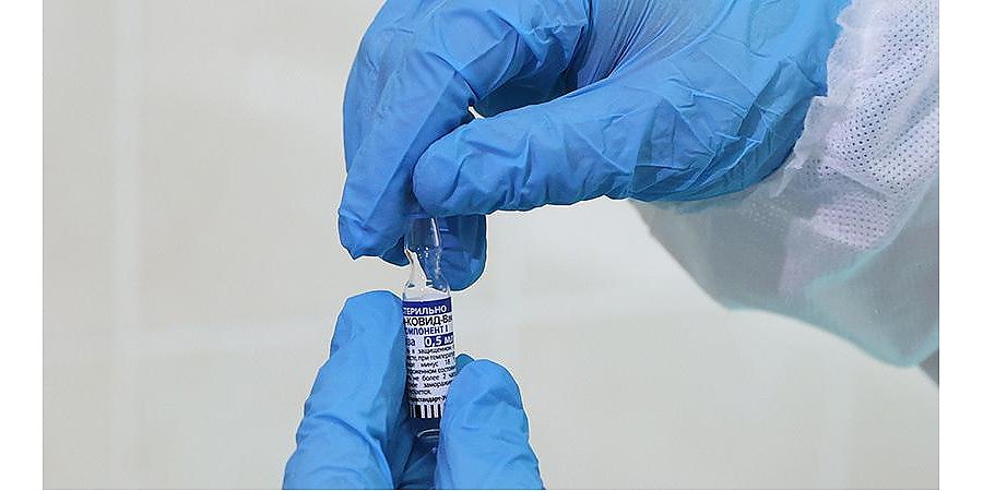 Дмитрий Пиневич привился выпущенной в Беларуси вакциной "Спутник V"