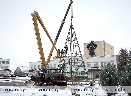 В Вороново устанавливают главную елку