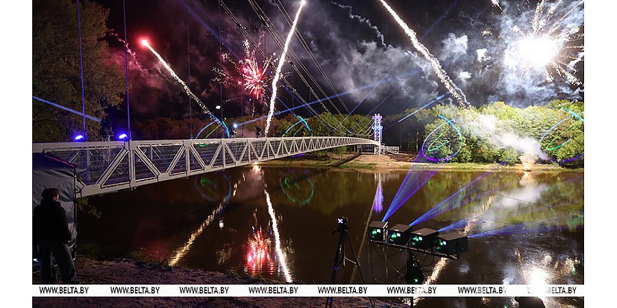 Самый длинный в Беларуси подвесной пешеходный мост открыли в Мостах после реконструкции