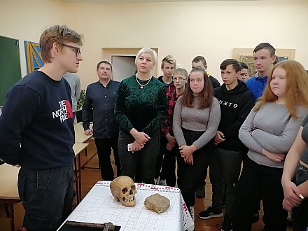 В шестой школьный день для старшеклассников организовали профориентационную встречу с преподавателем и студентами Гродненского университета имени Янки Купалы