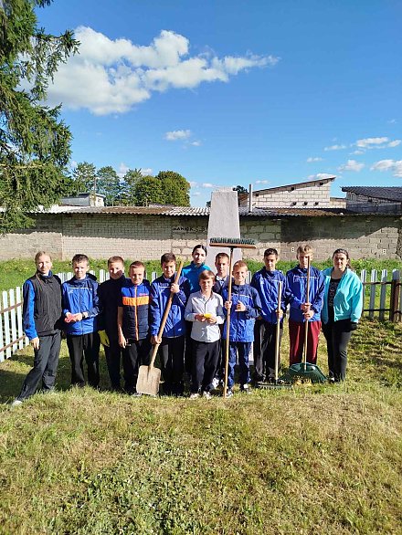 В рамках проведения мероприятий в 2025 году по благоустройству объектов Вороновского района сектор спорта и туризма Вороновского райисполкома совместно с Вороновской ДЮСШ провели санитарную уборку могилы жертв фашизма в райцентре