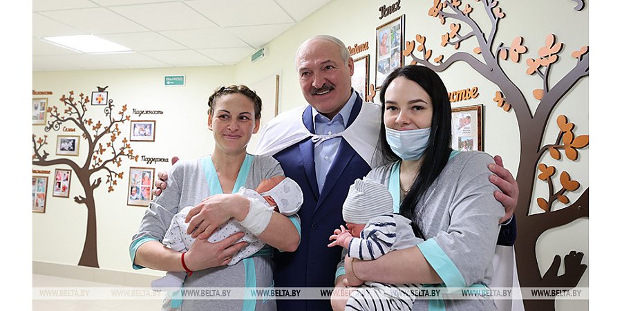 Семейный капитал, бесплатное ЭКО, поддержка материнства. Как Александр Лукашенко решает демографический вопрос