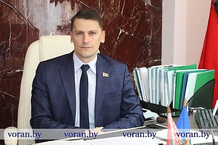 Председатель Вороновского райисполкома Василий Шлык провел субботнюю прямую линию
