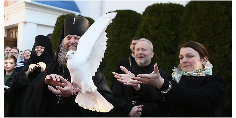 Православные верующие празднуют Благовещение Пресвятой Богородицы