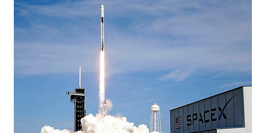 SpaceX планирует запустить в 2021 году ракету с гражданским экипажем