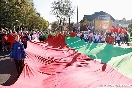 Патриотический забег по историческому центру Гродно в День народного единства собрал порядка тысячи участников