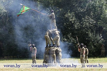 Фотофакт: участникам первого депутатского турслета в Вороново плац-концерт представила маневренная группа Лидского погранотряда