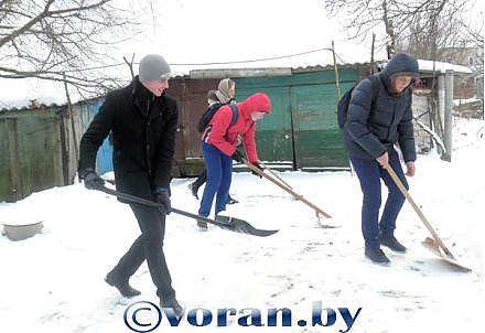 За лопаты взялись все