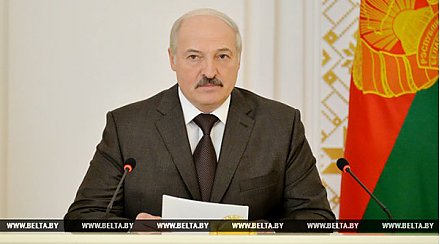 Лукашенко поручил привести в порядок местные дороги за три-четыре года
