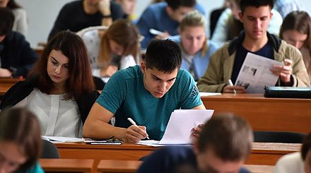 В Литве непривитых студентов обязали сдавать COVID-тесты за свой счет