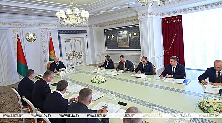"Чтобы не утонули в волоките". Александр Лукашенко собрал совещание по реализации ключевых инвестпроектов за рубежом