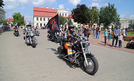 Сотни мотоциклов, проезд через город и шумный праздник. В Гродно стартовал байк-фествиаль "Хавайся ў бульбу"