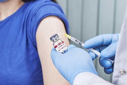 Профсоюзы Беларуси приняли решение выплачивать материальную помощь сотрудникам предприятий, которые прошли вакцинацию против коронавирусной инфекции