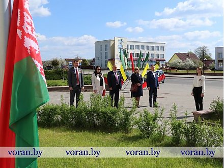 Символы, объединяющие нас. Вороновщина присоединилась к областной акции «Символ гордости и славы» — церемонии поднятия Государственного флага Республики Беларусь
