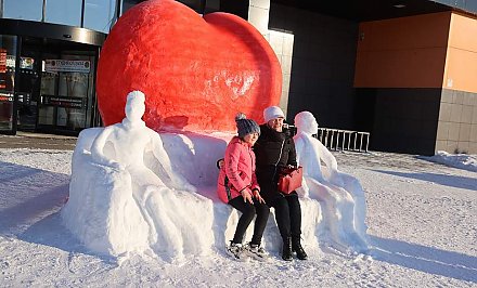 В Гродно создали снежную композицию ко Дню влюбленных