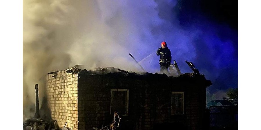 В деревне Бастуны Вороновского района загорелась хозпостройка: спасатели ликвидировали пожар