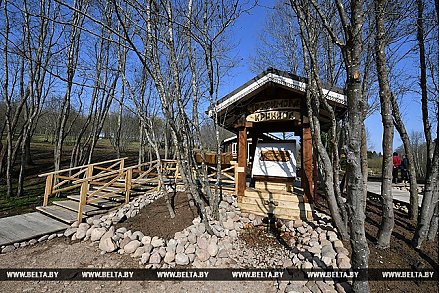 Александр Лукашенко в республиканский субботник благоустраивает Трофимову криницу на своей малой родине (Обновлено)