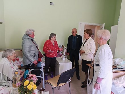 Депутаты поздравили представителей старшего поколения с Днем пожилых людей пациентов больницы в г.п. Радунь