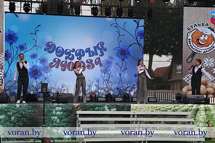 О ценностях настоящих белорусов спели солисты молодой фолк-группы «Добрыя людзi» на «Бульба-фэсце» в Вороново